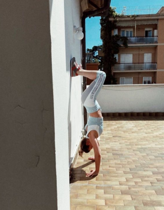 Emma Marrone, 35 anni, fa la verticale sulla terrazza condominiale